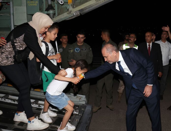 بتوجيهات ملكية .. إخلاء 44 أردنيا من لبنان - صور