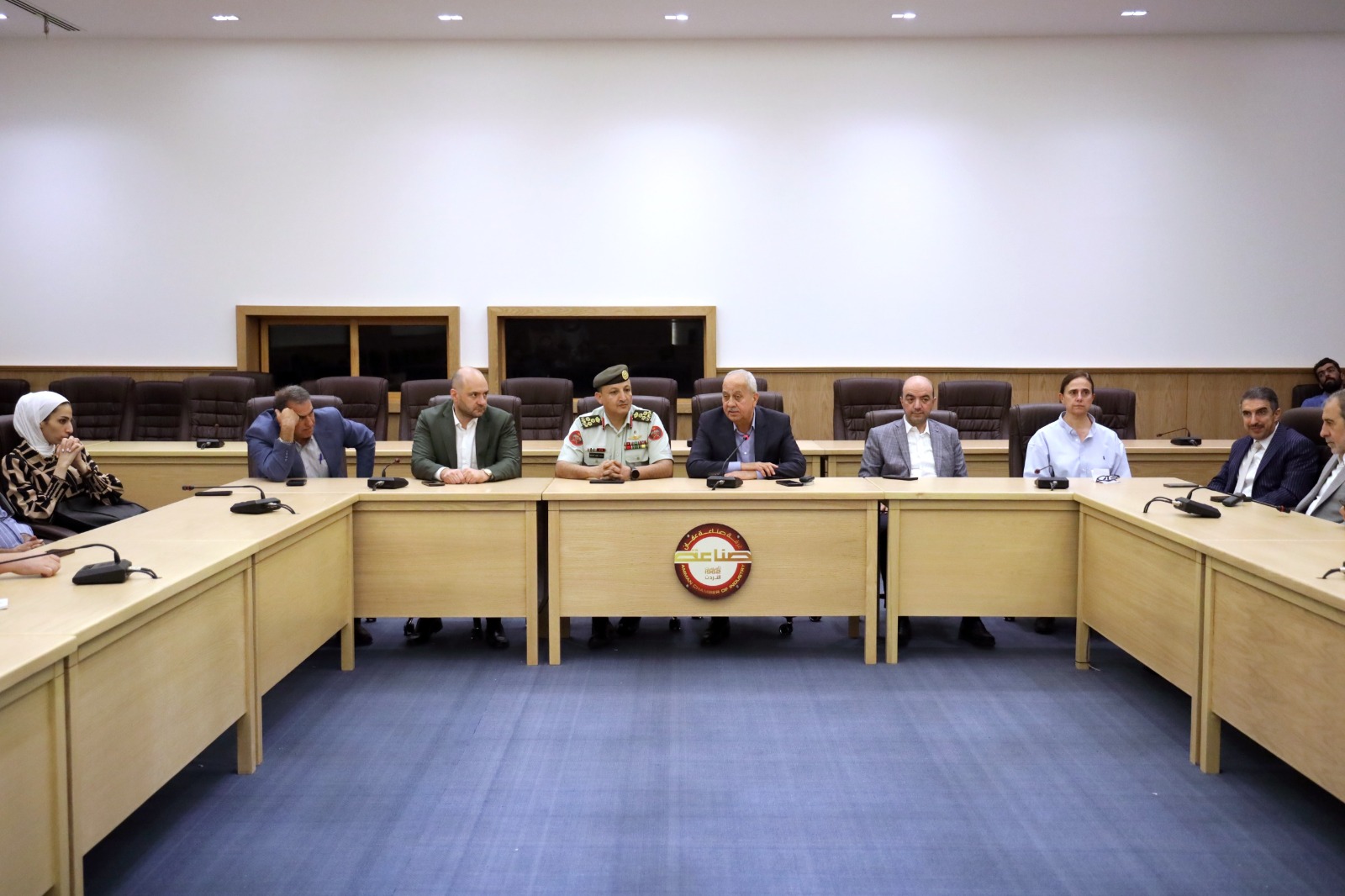 "صناعة عمان" تبحث تعزيز تواجد الصناعات الوطنية في أسواق "الاستهلاكية العسكرية"