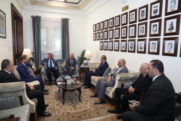 رئيس الديوان الملكي يلتقي فعاليات شعبية