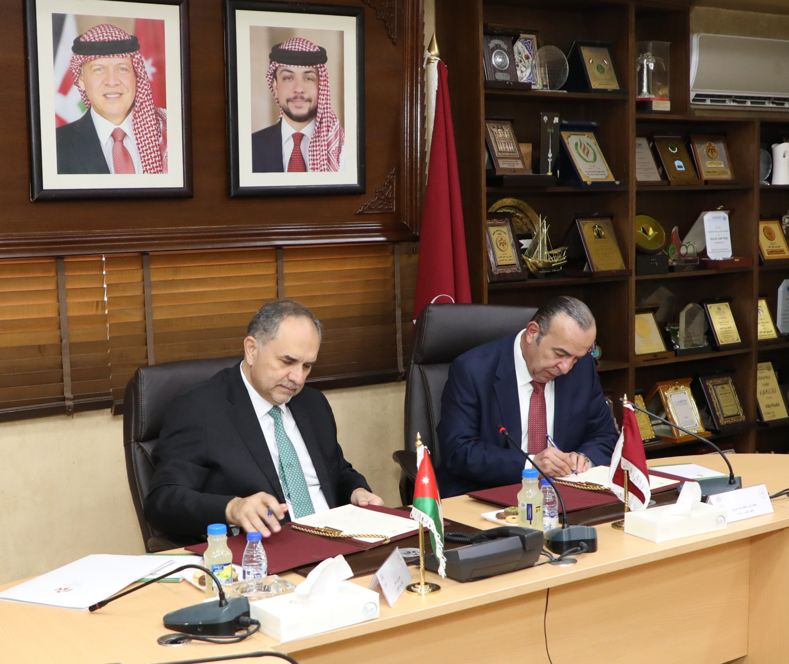 اول الموقعين .. العدل والمركزي توقعان اتفاقية لتنظيم عمليات الدفع الإلكتروني