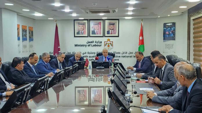 توقيع 5 عقود عمل جماعية للعاملين في شركات قطاع الكهرباء توقيع 5 عقود عمل جماعية للعاملين في شركات قطاع الكهرباء