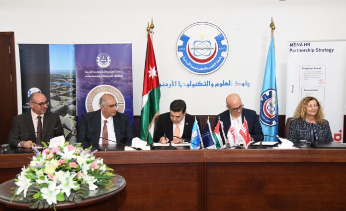 جامعة العلوم والتكنولوجيا تطلق برنامجًا للتصنيع الدوائي والبيولوجي بالشراكة مع شركة أدوية الحكمة