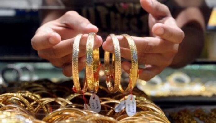 الذهب يتجه لتسجيل أفضل أداء أسبوعي في عام