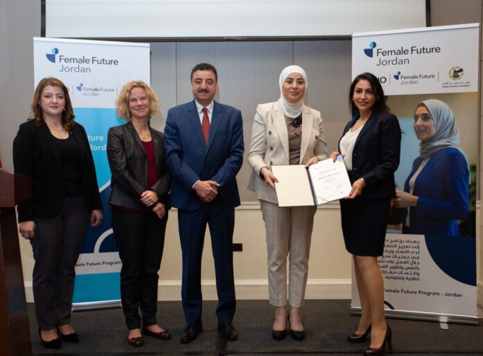 تخريج 21 مشاركة ببرنامج Female Future - صور