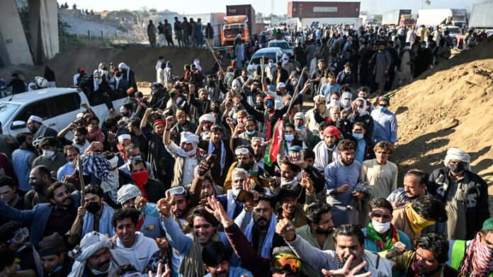 انصار عمران خان يخرجون في مسيرات حاشدة للمطالبة بالافراج عنه انصار عمران خان يخرجون في مسيرات حاشدة للمطالبة بالافراج عنه