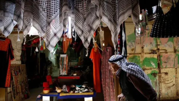 باحث يروي قصة الكوفية الفلسطينية وكيف اصبحت رمزا للمقاومة - تفاصيل