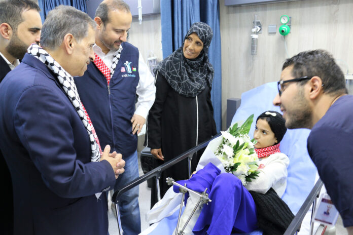 التخصصي يستقبل للعلاج مصور قناة الجزيرة علي العطار وعدد من أطفال غزة المصابين - صور