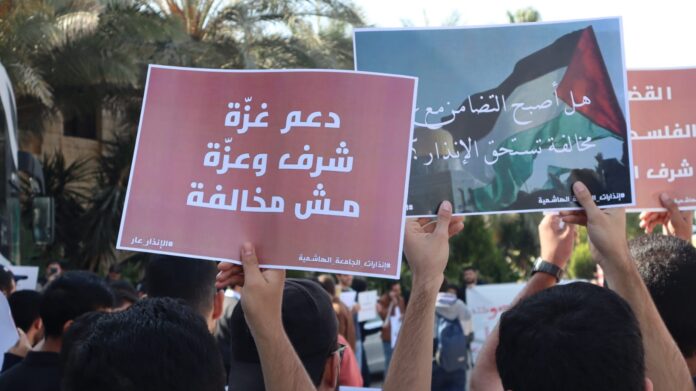 بعد ايقاع العقوبة على (16) طالبا .. طلبة الهاشمية يعتصمون للمطالبة بإلغائها - صور