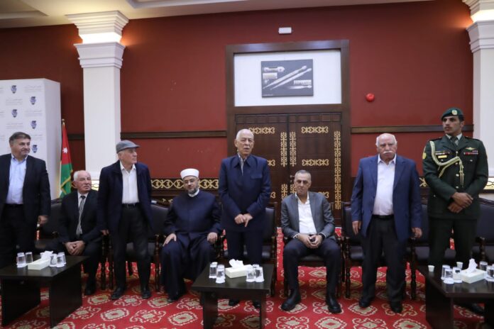 مندوبا عن الملك وولي العهد .. العيسوي يعزي آل هاكوز مندوبا عن الملك وولي العهد .. العيسوي يعزي آل هاكوز