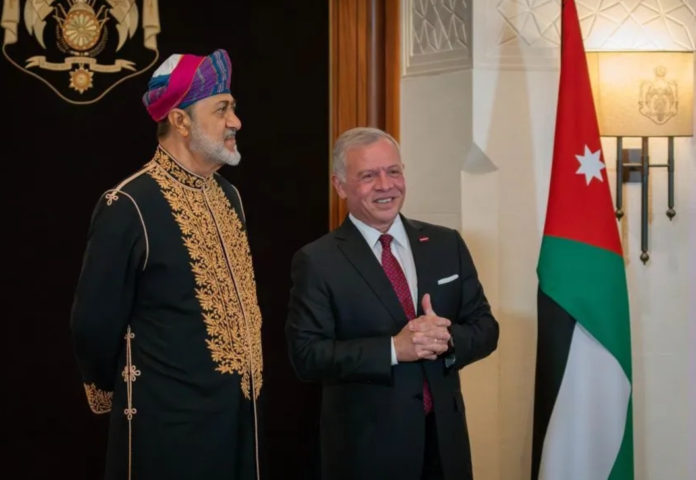 الملك يهنئ سلطان عُمان بالعيد الوطني لبلاده