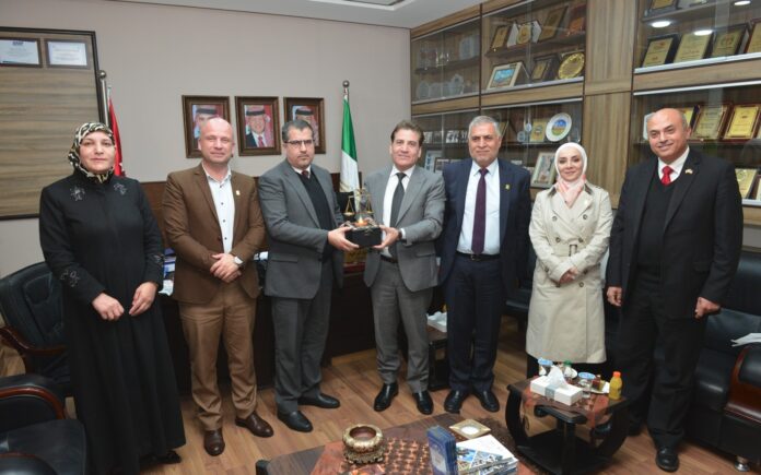 جامعة البترا تستضيف المستشار الثقافي العراقي لمناقشة تطور قواعد القانون الدولي الخاص جامعة البترا تستضيف المستشار الثقافي العراقي لمناقشة تطور قواعد القانون الدولي الخاص