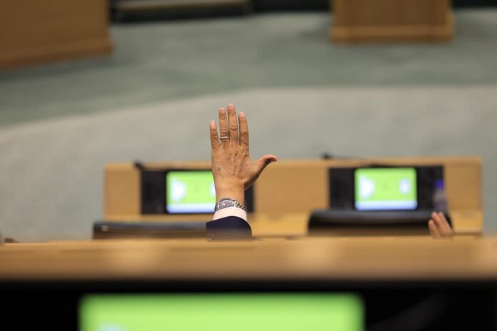 أول نائب يُعلن منح الثقة للحكومة