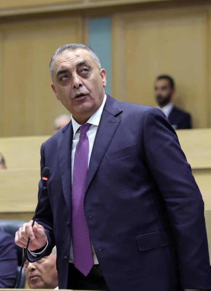 في جلسة الثقة .. البستنجي يضع ملف السيارات الكهربائية امام رئيس الوزراء !! في جلسة الثقة .. البستنجي يضع ملف السيارات الكهربائية امام رئيس الوزراء !!