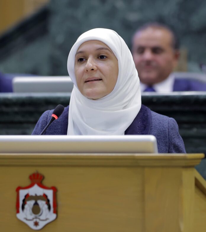 النائب لبنى النمور