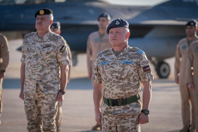 الملك يفتتح سرب تدريب القتال الجوي التشبيهي - صور