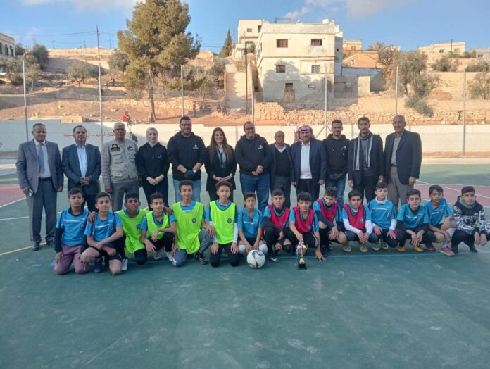 مؤسسة ولي العهد تُنشئ ملعبا لكرة القدم في مدرسة الدجنية - صور