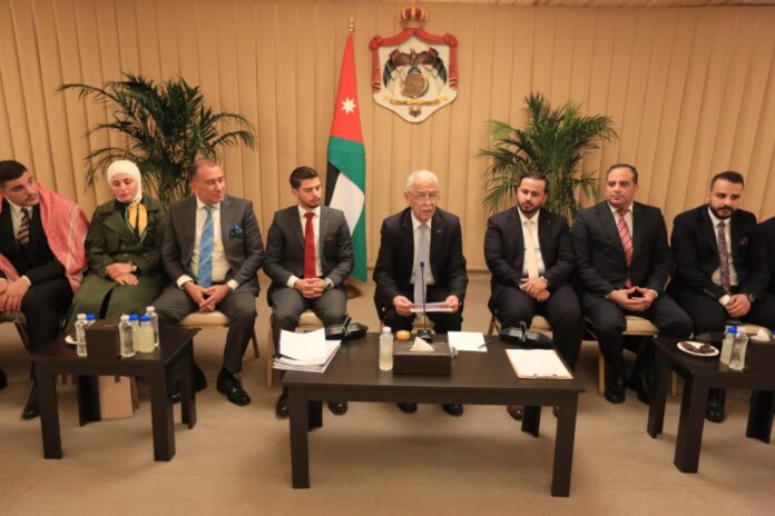 العيسوي يلتقي اكثر من 700 شخص في الديوان الملكي - صور