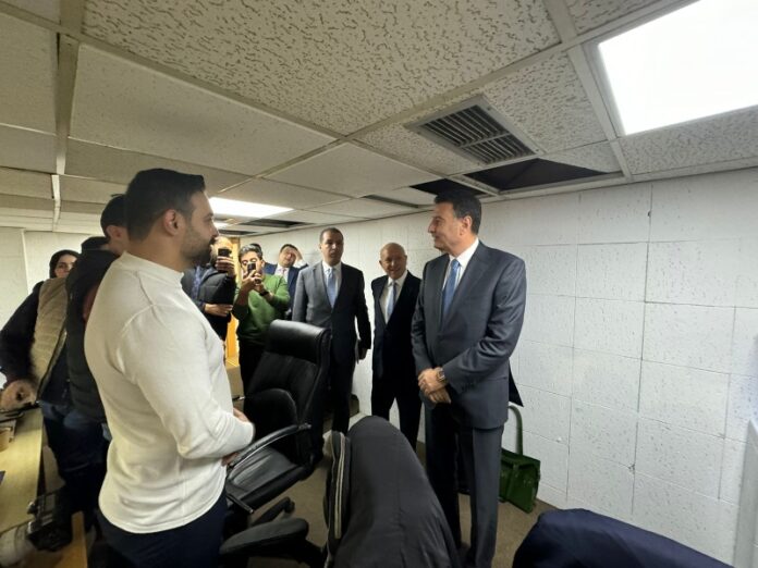 الصفدي يزور غرفة الصحفيين داخل المجلس الصفدي يزور غرفة الصحفيين داخل المجلس