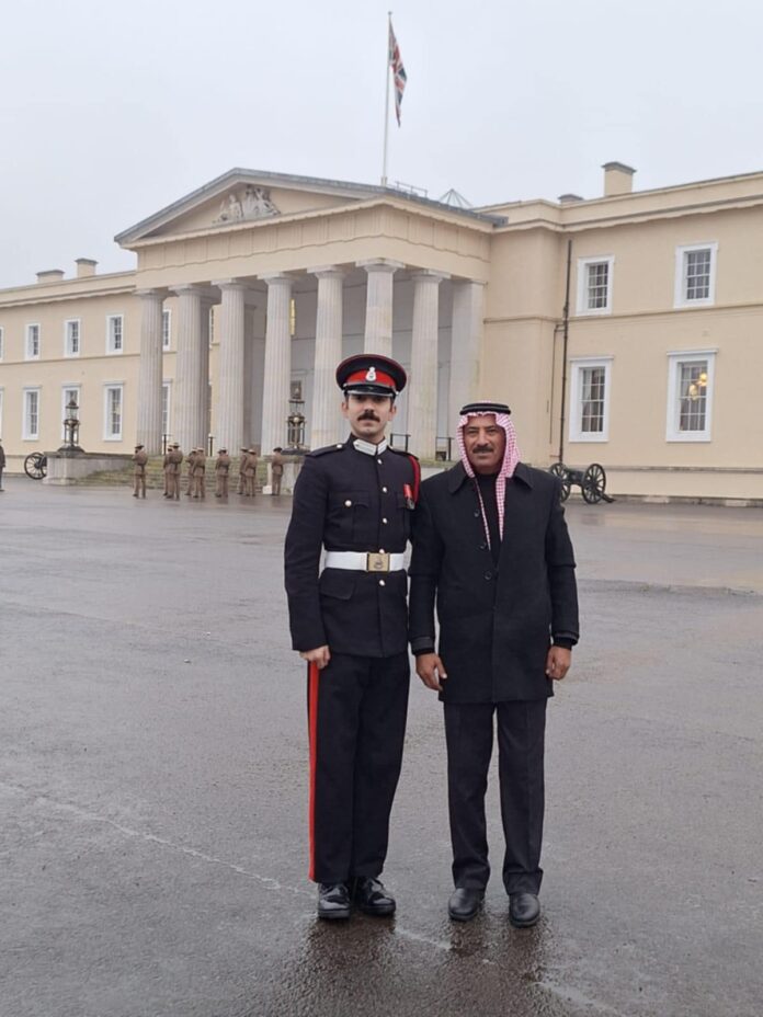 فارس البراري يهنئ محمد ابو عرابي بتخرج نجله 