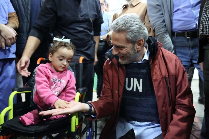 منسق الشؤون الإنسانية أثناء زيارة إلى غزة: يشعر الناس هنا وكأنهم ينتظرون الموت