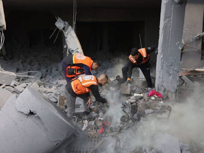 الدفاع المدني في غزة يستنكر ادعاءات إسرائيل لتبرير استهداف مركزه بالنصيرات الدفاع المدني في غزة يستنكر ادعاءات إسرائيل لتبرير استهداف مركزه بالنصيرات