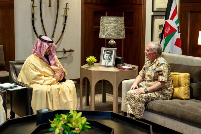 الملك يستقبل وزير الدفاع السعودي