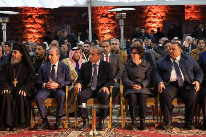 رئيس الوزراء يضيء شجرة عيد الميلاد المجيد في موقع أم الجمال الأثري