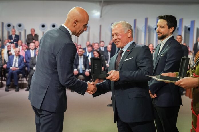 الملك ينعم على شركة زين بميدالية اليوبيل الفضي الملك ينعم على شركة زين بميدالية اليوبيل الفضي