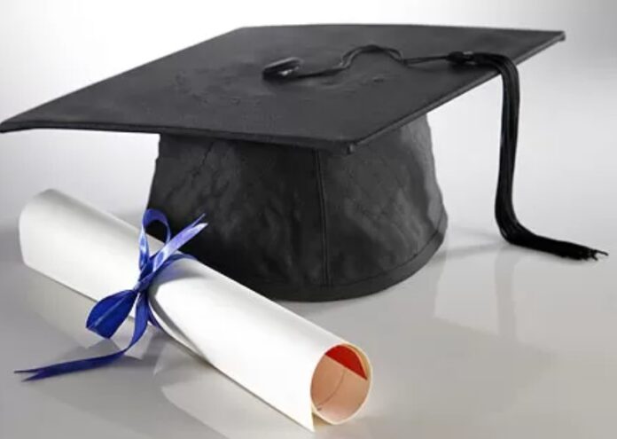 علياء الحيصه تهنئ كريمه البريزات بحصولها على الدكتوراه