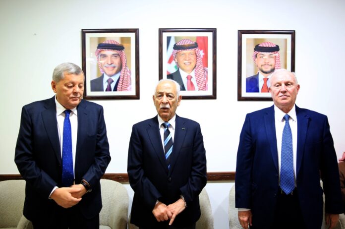 مندوبا عن الملك وولي العهد.. العيسوي يعزي العوايشة والزعبي ونصر