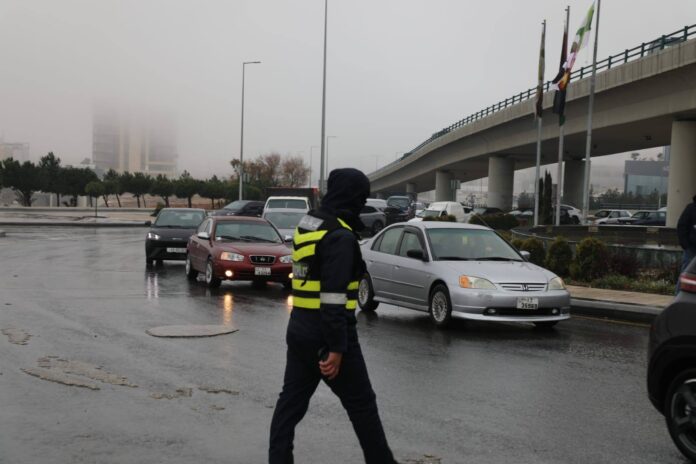 ماذا فعل شرطي سير مع مسنة على دوار الواحة - شاهد الفيديو