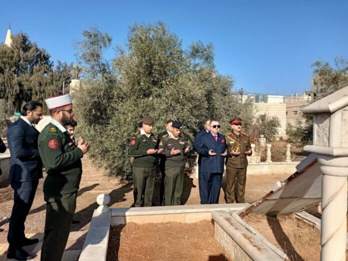 السفير العراقي يزور مقبرة شهداء الجيش العراقي في المفرق
