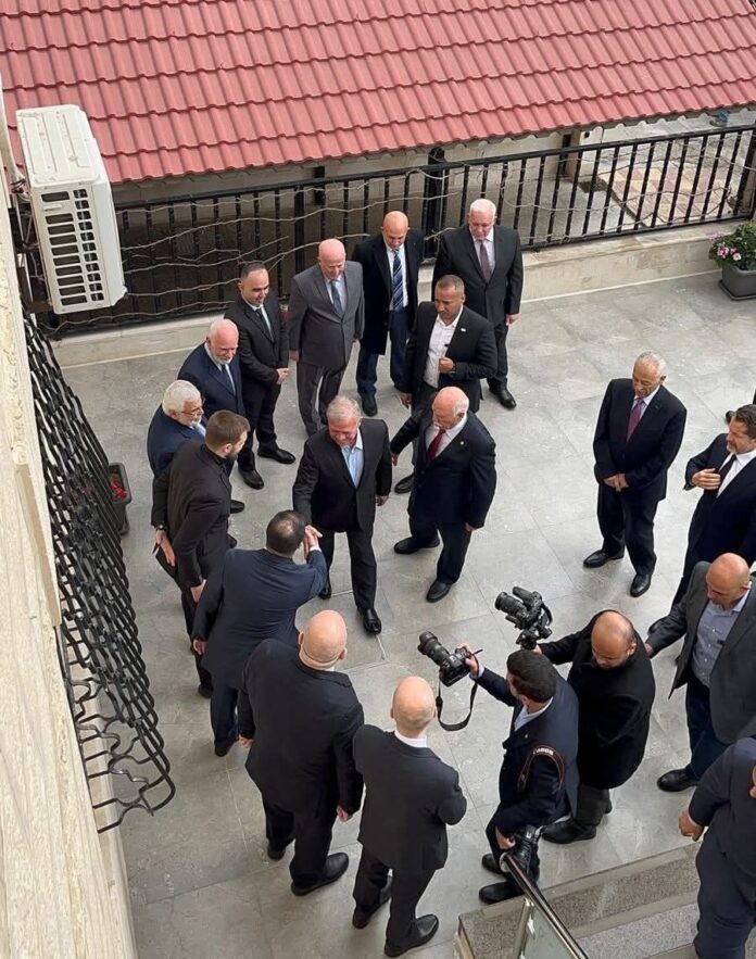 الملك يلتقي شخصيات ومتقاعدين في دارة اللواء المتقاعد خير الدين هاكوز