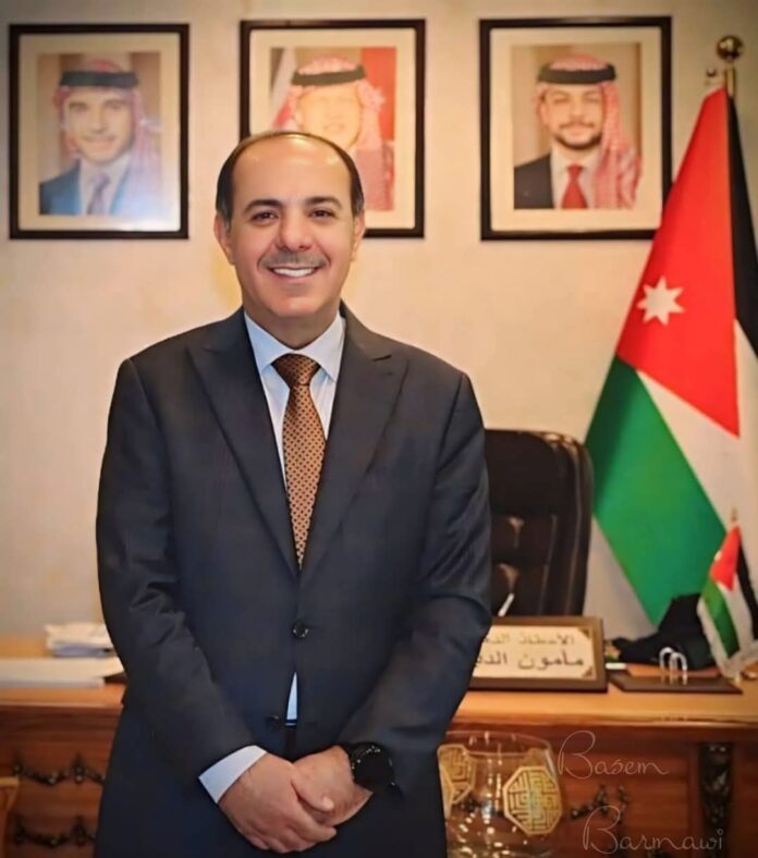 أسرة موظفي وزارة التعليم العالي تهنئ الدكتور الدبعي بالسلامة