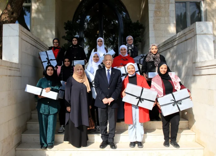 العيسوي يكرم طالبات من مدرسة خولة بنت الأزور بالطفيلة