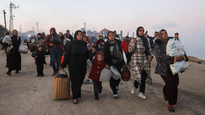 دبابات الاحتلال تطلق النار على النازحين العائدين إلى حي الزيتون