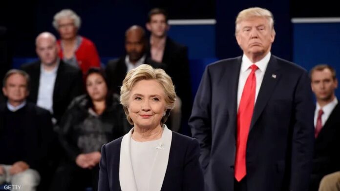 شاهد : لحظة ضحك هيلاري كلينتون على كلام ترامب - فيديو