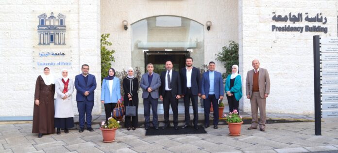 وفد من الشركة الأردنية لإنتاج الأدوية يزور مركز الدراسات الدوائية في جامعة البترا لتعزيز التعاون المشترك وفد من الشركة الأردنية لإنتاج الأدوية يزور مركز الدراسات الدوائية في جامعة البترا لتعزيز التعاون المشترك