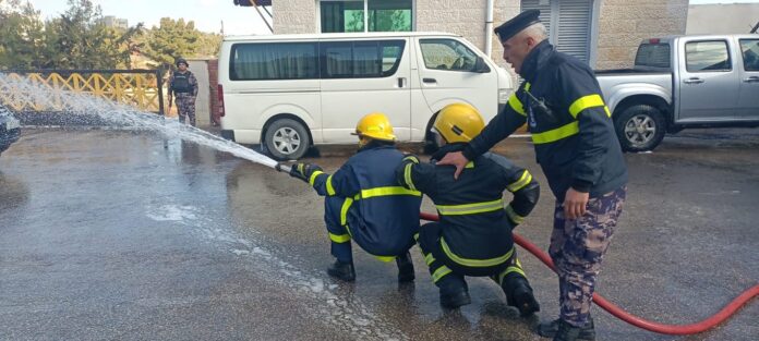 اخماد حريق شب في محلات لدهان المركبات في العاصمة اخماد حريق شب في محلات لدهان المركبات في العاصمة