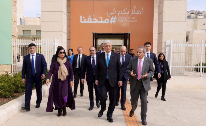 رئيس كازاخستان يزور متحف الأردن - صور