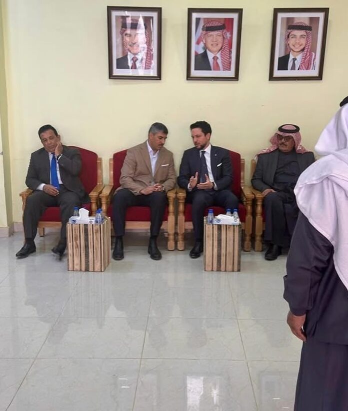 ولي العهد يعزي بوفاة والد زميله في الكتيبة 101