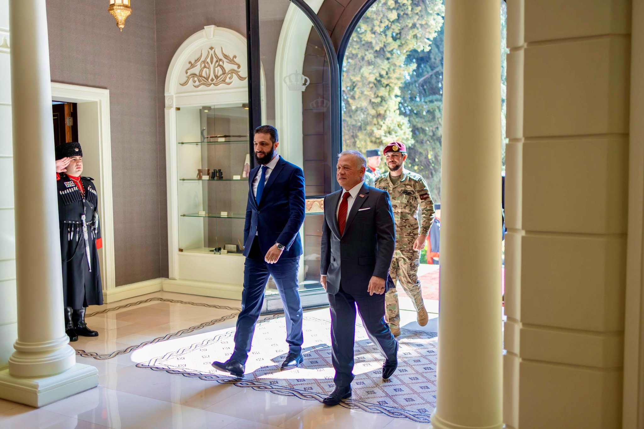 الملك يلتقي الرئيس السوري ويجدد التأكيد على دعم الأردن للأشقاء السوريين
