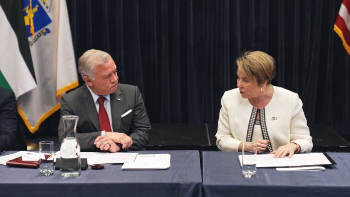 الملك يجتمع في بوسطن برؤساء شركات ومؤسسات تعليم عال بولاية ماساتشوستس الملك يجتمع في بوسطن برؤساء شركات ومؤسسات تعليم عال بولاية ماساتشوستس