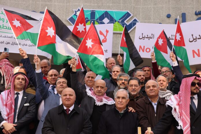 وقفة أمام تجارة عمَّان.. ورسالة للملك من المشاركين