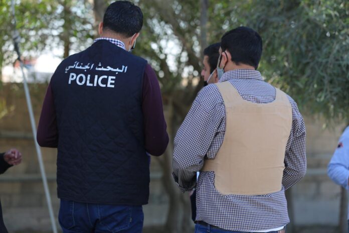 القبض على شخص ظهر في فيديوهات وهو يعتدي على مواطن