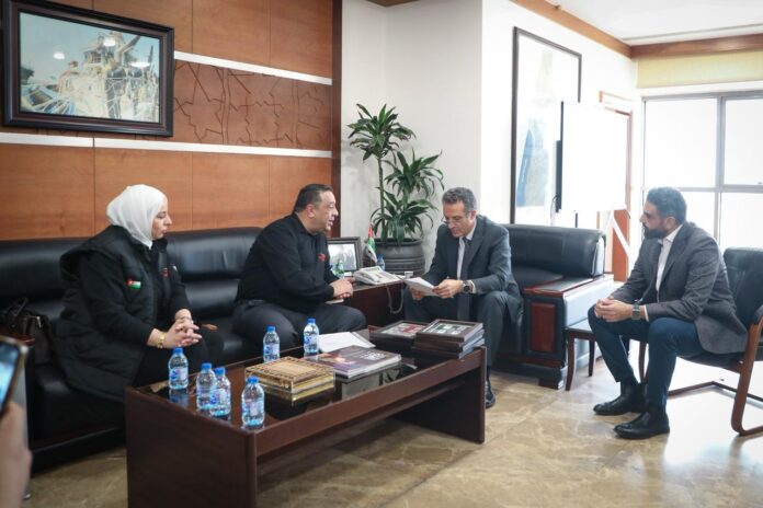 البريد الأردني يبحث تفعيل خدمات البريد في العقبة