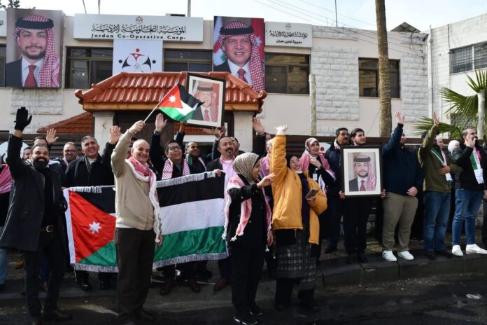 المؤسسة التعاونية تنظم وقفة تأييد ودعم لموقف جلالة الملك الرافض لتهجير الغزيين.