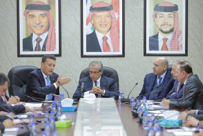 رئيس الوزراء يلتقي كتلة الميثاق الوطني النيابية - صور