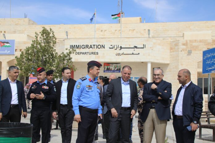 ابو السمن والفراية يؤكدان اهتمام الحكومة بتحسين واقع البنية التحتية في جميع المراكز الحدودية