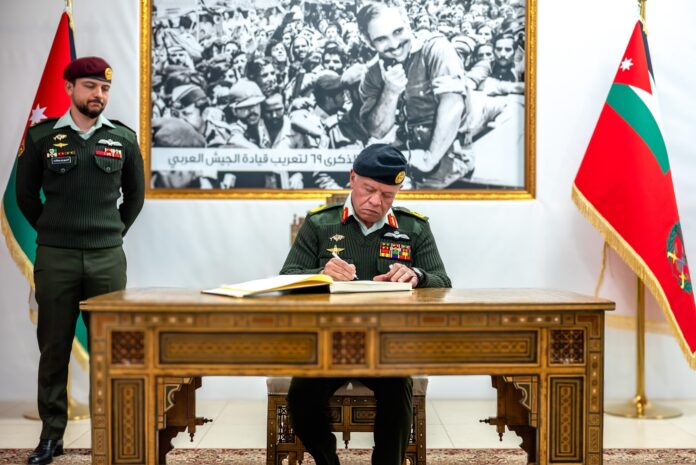 الملك يحضر مأدبة إفطار القيادة العامة للقوات المسلحة - صور